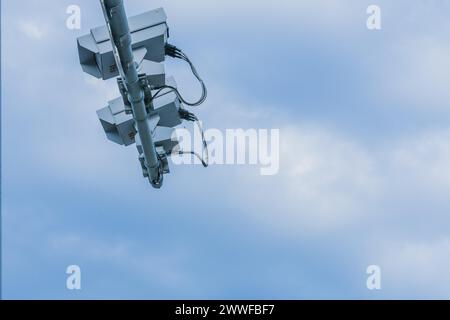 Radarkameras auf Metallpfosten vor blauem Himmel mit geschwollenen weißen Wolken in Daejeon, Südkorea Stockfoto