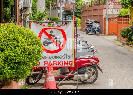 Kein Parkschild auf einer belebten Straße mit Motorrädern im Hintergrund in Chiang Mai, Thailand Stockfoto