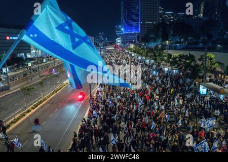 Tel Aviv, Israel. März 2024. Israelis marschierten am 23. März 2024 in Tel Aviv, Israel, in einem Massenprotest, in dem sie aufriefen, Premierminister Benjamin Netanjahu zu stürzen, um die von der Hamas festgehaltenen Geiseln nach Hause zu bringen und in Frieden zu bringen. Zehntausende Israelis gingen auf die Straßen in Tel Aviv und in vielen anderen Städten Israels, als der Krieg gegen die Hamas im Gazastreifen seinen sechsten Monat beginnt. Foto von Jim Hollander/UPI Credit: UPI/Alamy Live News Stockfoto