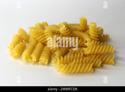 Fusilli Nudeln auf weißem Hintergrund Stockfoto
