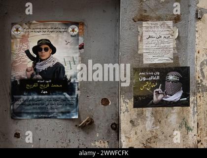 Beirut, Libanon. März 2024. Plakate des Sprechers der Hamas Abu Obaida (rechts) und des Märtyrers des palästinensischen Islamischen Dschihad Mohammad Freij (links) im Flüchtlingslager Shatilla in Beirut, Libanon, am 19. März 2024. Das Flüchtlingslager Shatilla beherbergt etwa 30.000 Vertriebene Syrer und Palästinenser. (Foto: Collin Mayfield/SIPA USA) Credit: SIPA USA/Alamy Live News Stockfoto