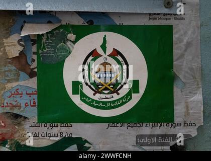 Beirut, Libanon. März 2024. Ein Poster mit dem Emblem der Hamas im Flüchtlingslager Shatilla in Beirut, Libanon, am 19. März 2024. Die beiden palästinensischen Fahnen, die den Felsendom umrahmen, zeigen die Shahada, und unterhalb des Kuppels steht das Emblem mit den Aufschriften „Palästina“ und „Islamische Widerstandsbewegung – Hamas“. Das Flüchtlingslager Shatilla beherbergt etwa 30.000 Vertriebene Syrer und Palästinenser. (Foto: Collin Mayfield/SIPA USA) Credit: SIPA USA/Alamy Live News Stockfoto