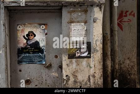 Beirut, Libanon. März 2024. Plakate von Hamas-Sprecher Abu Obaida (Mitte) und palästinensischem Märtyrer Mohammad Freij (links) im Flüchtlingslager Shatilla in Beirut, Libanon, am 19. März 2024. Das Flüchtlingslager Shatilla beherbergt etwa 30.000 Vertriebene Syrer und Palästinenser. (Foto: Collin Mayfield/SIPA USA) Credit: SIPA USA/Alamy Live News Stockfoto