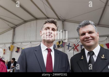 Sete, Frankreich. April 2022. Ein Offizier und ein Gast nehmen an der Escale à Sete in Sete, Frankreich, Teil Stockfoto