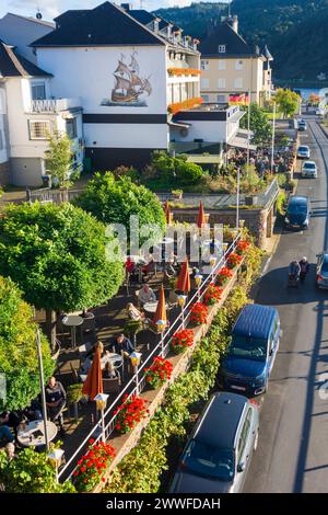 Straße Uferstraße in Cond, Freiluftrestaurant Cochem Mosel Rheinland-Pfalz, Rheinland-Palat Deutschland Stockfoto