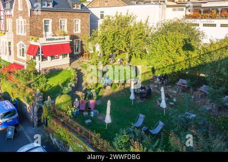 Straße Uferstraße in Cond, Freiluftrestaurant Cochem Mosel Rheinland-Pfalz, Rheinland-Palat Deutschland Stockfoto