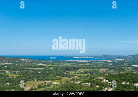 Landschaft mit Blick auf den Golf von Saint-Tropez von Schloss Grimaud, Grimaud-Village, Var, Provence-Alpes-Cote d'Azur, Frankreich Stockfoto