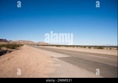 Highway 95 südlich von Las Vegas, in der Nähe von Boulder City, in der Wüste Nevada. Stockfoto