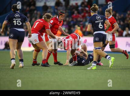 Cardiff, Großbritannien. März 2024. Cardiff, Wales, 23. März 2024 Sian Jones (21 Wales) nimmt das Tackle beim Womens Six Nations Rugby Spiel zwischen Wales und Schottland im Cardiff Arms Park in Cardiff Wales an. (B.East/SPP) Credit: SPP Sport Press Photo. /Alamy Live News Stockfoto