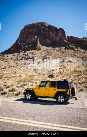 Ein gelber Jeep parkt an der historischen Route 66 entlang des Highway 10 in Arizona, USA. Stockfoto