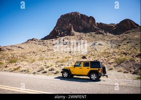 Ein gelber Jeep parkt an der historischen Route 66 entlang des Highway 10 in Arizona, USA. Stockfoto