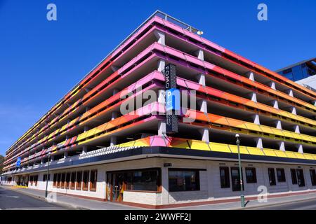 Farbenfroher mehrstöckiger FOMO-Parkplatz in Fremantle, Perth, Western Australia Stockfoto