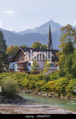 Loisach mit Häusern, alte Pfarrkirche St. Martin, Wettersteingebirge mit Alpensitzen, Garmisch-Partenkirchen, Werdenfelser Land, Oberbayern Stockfoto