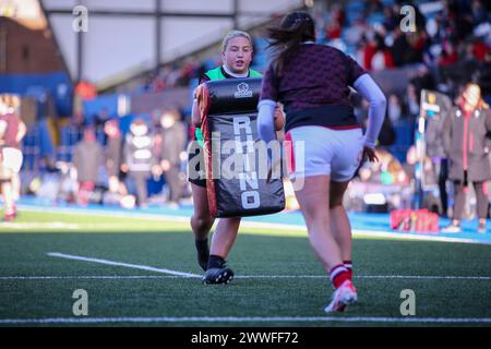 Cardiff, Großbritannien. März 2024. Cardiff, Wales, 23. März 2024 warm Up Tacklies - Womens Six Nations Rugby Spiel zwischen Wales und Schottland im Cardiff Arms Park in Cardiff Wales. (B.East/SPP) Credit: SPP Sport Press Photo. /Alamy Live News Stockfoto