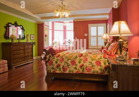 Hölzernes Schlittenbett und Nachttisch, Kommode im Hauptschlafzimmer im Obergeschoss im eleganten Haus, Quebec, Kanada Stockfoto