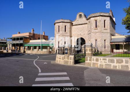 Eingang des Old Fremantle Prison Torhauses und Häuser für hohe Offiziere auf der Terrasse, Fremantle, Perth, Westaustralien Stockfoto