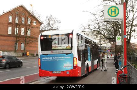 Ein Bus der Linie 18 der Hamburger Hochbahn AG hält an der Haltestelle Bramfelder Dorfplatz. Bramfeld Hamburg *** Ein Bus der Linie 18 der Hamburger Hochbahn AG hält am Bramfelder Dorfplatz Bramfeld Hamburg Stockfoto