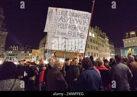 Pegida-Vorführung auf dem Theaterplatz in Dresden. Bei dieser Kundgebung verglich Pegida-Gründer Bachmann Bundesjustizminister Heiko Maas mit Stockfoto