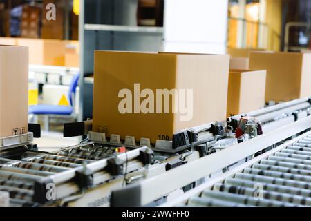 Kartons für den Versand auf einem Förderband in einem Logistikzentrum in Köln, Nordrhein-Westfalen, Deutschland Stockfoto