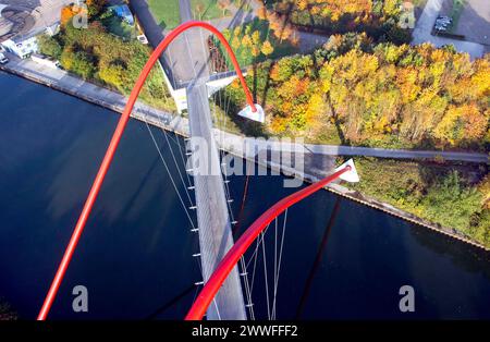 Luftaufnahme der Doppelbogenbrücke, 28. Oktober 2015. Die Doppelbogenbrücke Nordsternpark ist eine Fuß- und Radwegebrücke über Rhein-Herne Stockfoto