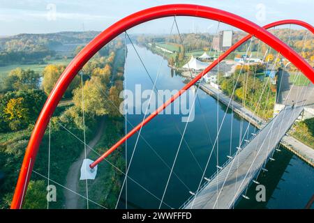 Luftaufnahme der Doppelbogenbrücke, 28. Oktober 2015. Die Doppelbogenbrücke Nordsternpark ist eine Fuß- und Radwegebrücke über Rhein-Herne Stockfoto