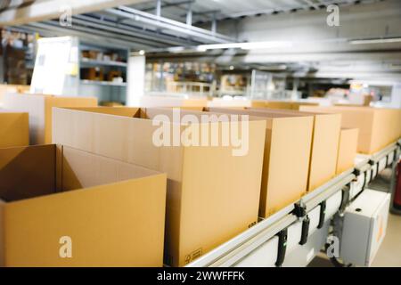 Kartons für den Versand auf einem Förderband in einem Logistikzentrum in Köln, Nordrhein-Westfalen, Deutschland Stockfoto