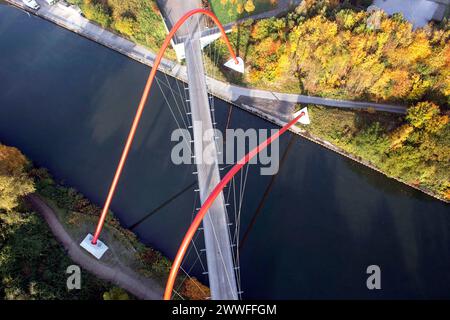 Luftaufnahme der Doppelbogenbrücke, 28. Oktober 2015. Die Doppelbogenbrücke Nordsternpark ist eine Fuß- und Radwegebrücke über Rhein-Herne Stockfoto