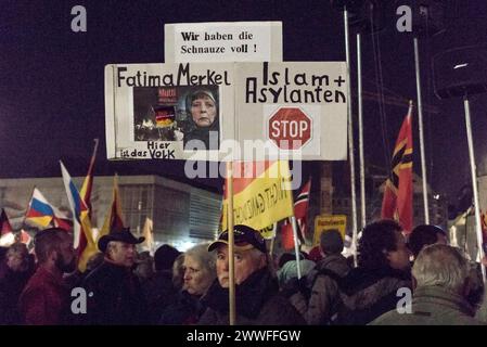 Pegida-Vorführung auf dem Theaterplatz in Dresden. Bei dieser Kundgebung verglich Pegida-Gründer Bachmann Bundesjustizminister Heiko Maas mit Stockfoto