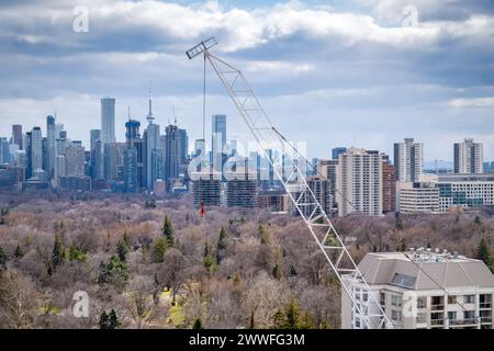 Von der Innenstadt bis zur Innenstadt sind viele Baukräne für den Bau von Hochhäusern über den neuen Entwicklungsstandorten in Toronto zu sehen. Stockfoto