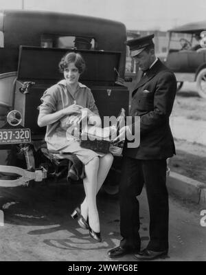 Hollywood, Los Angeles, Kalifornien, 3. Oktober 1927 Martha Sleeper's Auto ist ihre Garderobe, während sie vor Ort ist, und der charmante Hal Roach-Spieler wird hier gesehen, wie er sich auf einen weiteren harten Tag in der Comedy vorbereitet. Stockfoto