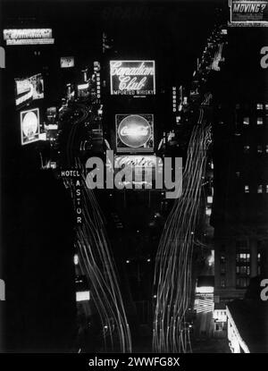 Times Square, New York, New York, 13. Januar 1966 dieser nächtliche Blick auf den Times Square, aufgenommen vom Allied Chemical Tower, zeigt, dass der Verkehr nach dem Ende des 13-tägigen Transitstreiks am 13. Januar reibungslos läuft. HEW York City beschloß den Streik für beispiellose 60 bis 70 Millionen Dollar. Aber Präsident Johnson hatte die Wut, die die Streikenden über einen Zeitraum von zwei Jahren um 15 Prozent erhöht hatte. Stockfoto