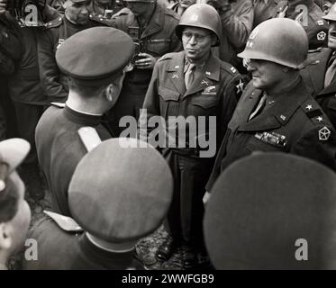 Torgau, Deutschland, 27. April 1945 Generalmajor Clarence R. Huebner, Kommandeur des V. Korps, und Generalmajor Backenof, Kommandeur des 34. Russischen Korps, treffen sich am Ufer der Elbe in Deutschland. Stockfoto