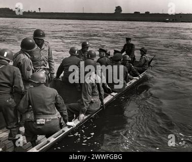 Torgau, Deutschland 27. April 1945 Generalmajor Clarence R. Huebner, Kommandierender General des V. Korps, und Generalmajor Rusakof, 58. Infanteriedivision der russischen Armee, überqueren mit ihren Stab die Elbe für eine Konferenz mit dem Kommandierenden General des 34. Russischen Korps. Stockfoto