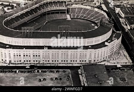 New York, New York, 18. August, 1948 ein Rundblick über das Yankee-Stadion am heutigen Nachmittag zeigt Tausende von Babe Rurh-Fans, die am südlichen Ende des Stadions anstehen und auf den Eintritt warten, um Babe Ruth, der in der Rotunde liegt, zu sehen und ihnen ihre letzte Ehre zu erweisen. Stockfoto