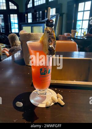 Singapore Sling in der Long Bar of Raffles Stockfoto