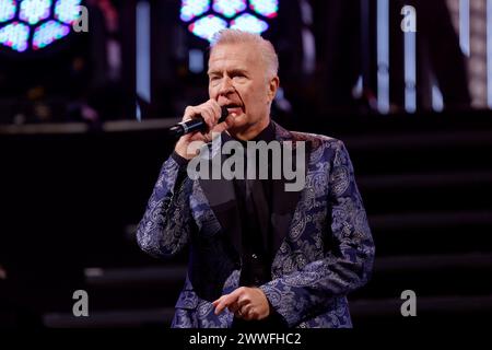 Sänger Martin Fry von der Band ABC bei seinem Auftritt bei im Rahmen des Events die 80er live - die größte 80er Party der Welt in der Arena auf Schalke. Während der Show wurde bestätigt: Die Party hat einen neuen Weltrekord aufgestellt und gilt mit knapp 45,000 Besuchern offiziell Nonne als das größte Event seiner Art weltweit. Gelsenkirchen, 23.03.2024 NRW Deutschland *** Sänger Martin Fry von der Band ABC tritt bei der Veranstaltung die 80er live die größte 80er Party der Welt in der Arena auf Schalke auf während der Show wurde bestätigt, dass die Party einen neuen Weltrekord aufstellte und nun offiziell der größte ist Stockfoto