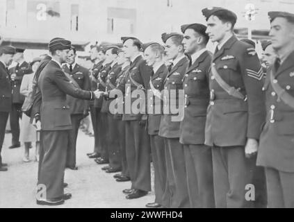 Ein Foto aus der Zeit um 1940 zeigt König Georg VI., der Soldaten aus Rhodesien während des Zweiten Weltkriegs begrüßte. Dieses Bild veranschaulicht die Hingabe des Königs, Truppen aus allen Teilen des Commonwealth anzuerkennen und zu unterstützen, wodurch die Bande der Einheit und des gemeinsamen Zwecks der Alliierten gestärkt werden. Stockfoto