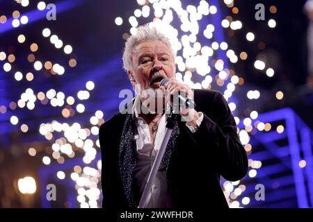 Sänger Paul Young bei seinem Auftritt bei im Rahmen des Events die 80er live - die größte 80er Party der Welt in der Arena auf Schalke. Während der Show wurde bestätigt: Die Party hat einen neuen Weltrekord aufgestellt und gilt mit knapp 45,000 Besuchern offiziell Nonne als das größte Event seiner Art weltweit. Gelsenkirchen, 23.03.2024 NRW Deutschland *** Sänger Paul Young beim Event die 80er live die größte 80er Party der Welt in der Arena auf Schalke während der Show wurde bestätigt, dass die Party einen neuen Weltrekord aufstellte und nun offiziell die größte Veranstaltung dieser Art in der Arena auf Schalke ist Welt Stockfoto