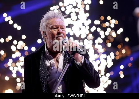 Sänger Paul Young bei seinem Auftritt bei im Rahmen des Events die 80er live - die größte 80er Party der Welt in der Arena auf Schalke. Während der Show wurde bestätigt: Die Party hat einen neuen Weltrekord aufgestellt und gilt mit knapp 45,000 Besuchern offiziell Nonne als das größte Event seiner Art weltweit. Gelsenkirchen, 23.03.2024 NRW Deutschland *** Sänger Paul Young beim Event die 80er live die größte 80er Party der Welt in der Arena auf Schalke während der Show wurde bestätigt, dass die Party einen neuen Weltrekord aufstellte und nun offiziell die größte Veranstaltung dieser Art in der Arena auf Schalke ist Welt Stockfoto