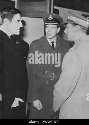 Ein Foto zeigt König Georg VI. Und Prinz George, den Herzog von Kent, und begrüßte John Gilbert Winant, den US-Botschafter, 1941. Dieses Bild zeigt einen Moment des diplomatischen Engagements während einer kritischen Periode des Zweiten Weltkriegs und zeigt die stärkeren Beziehungen zwischen Großbritannien und den Vereinigten Staaten während der Zusammenarbeit im globalen Konflikt. Stockfoto