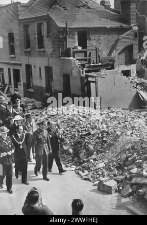 Ein Foto zeigt König Georg VI. Und den Bürgermeister von London, der die Zerstörungen durch den Bombenanschlag im Londoner Elephant and Castle District im Jahr 1940 beobachtet. Dieses Bild zeigt einen Moment der Reflexion, während der König und der Bürgermeister der Stadt aus erster Hand den umfangreichen Schaden der Hauptstadt erleben. Ihr Besuch zeigt, wie sehr der Krieg die Auswirkungen auf das zivile Leben und die Widerstandsfähigkeit des britischen Volkes während einer der schwierigsten Zeiten des Zweiten Weltkriegs verstehen will. Stockfoto