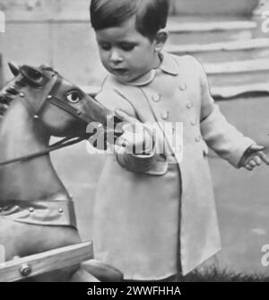 Eine Fotografie aus der Zeit um 1951 zeigt einen jungen Karl III., der mit seinem Holzspielpferd namens Neddy spielt. Dieses Bild gibt einen Einblick in das Privatleben des zukünftigen Königs in seiner frühen Kindheit. Stockfoto