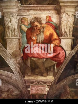 Michelangelo Buonarrotis „Jeremiah“ (um 1512): Dieses Fresko ist Teil der Decke der Sixtinischen Kapelle im Vatikan. Es zeigt den Propheten Jeremia in tiefer Betrachtung und verkörpert die Erforschung menschlicher Emotionen und göttlicher Inspiration durch die Renaissance. Stockfoto