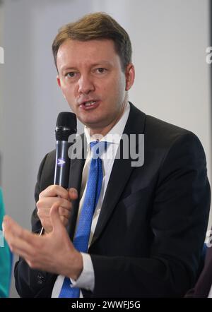 Bukarest, Rumänien. 22. März 2024: Siegfried Muresan, rumänischer Abgeordneter des Europäischen Parlaments, spricht während der Debatte über die Kosten des nicht-Europa Stockfoto