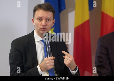 Bukarest, Rumänien. 22. März 2024: Siegfried Muresan, rumänischer Abgeordneter des Europäischen Parlaments, spricht während der Debatte über die Kosten des nicht-Europa Stockfoto