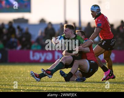 Galway, Irland. März 2024. David Hawkshaw von Connacht wird von JP Smith von The Emirates Lions Credit: Don Soules/Alamy Live News angegriffen Stockfoto