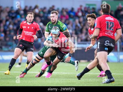 Galway, Irland. März 2024. Edwill van der Merwe wird von Connachts Cathal Forde Credit: Don Soules/Alamy Live News behandelt Stockfoto