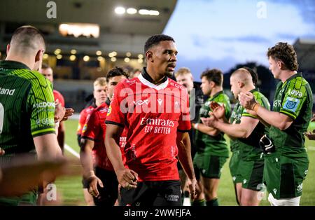 Galway, Irland. März 2024. Darrien Landsberg und das Emirates Lions-Team applaudierten die Connacht-Spieler am Ende des Spiels Credit: Don Soules/Alamy Live News Stockfoto