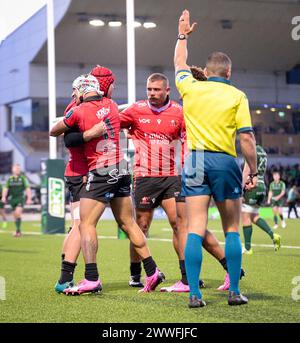 Galway, Irland. März 2024. Francke Horn von Emirates Lions feiert seinen Versuch mit Edwill van der Merwe und Jaco Visagie Credit: Don Soules/Alamy Live News Stockfoto