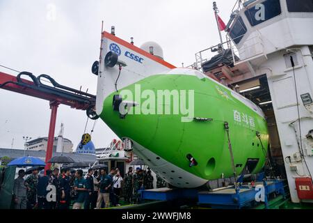 Jakarta. März 2024. Dieses Foto vom 22. März 2024 zeigt das bemannte Tiefsee-U-Boot „Fendouzhe“ auf Tan Suo Yi Hao (Discovery One) im Hafen Tanjung Priok in Jakarta, Indonesien. Die gemeinsame wissenschaftliche Expedition, die von der Chinesischen Akademie der Wissenschaften (CAS) und der indonesischen Nationalen Forschungs- und Innovationsagentur durchgeführt wurde, tauchte 7.178 Meter tief in den Java-Graben im Indischen Ozean ein und stellte damit den tiefsten Tauchrekord für Indonesien auf, teilte das Expeditionsteam am Samstag mit. Quelle: Xu Qin/Xinhua/Alamy Live News Stockfoto